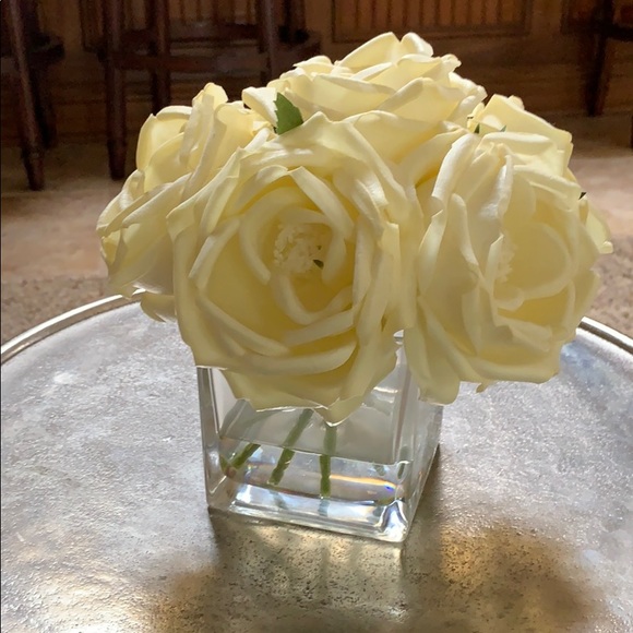 Faux flowers display - Picture 1 of 1